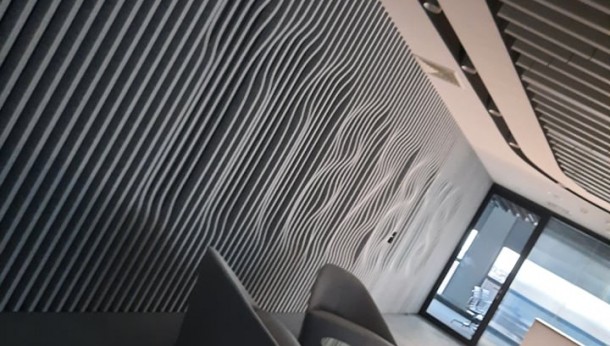 Trójwymiarowa akustyczna ściana w biurze MAZARS - realizacja pełna wyzwań